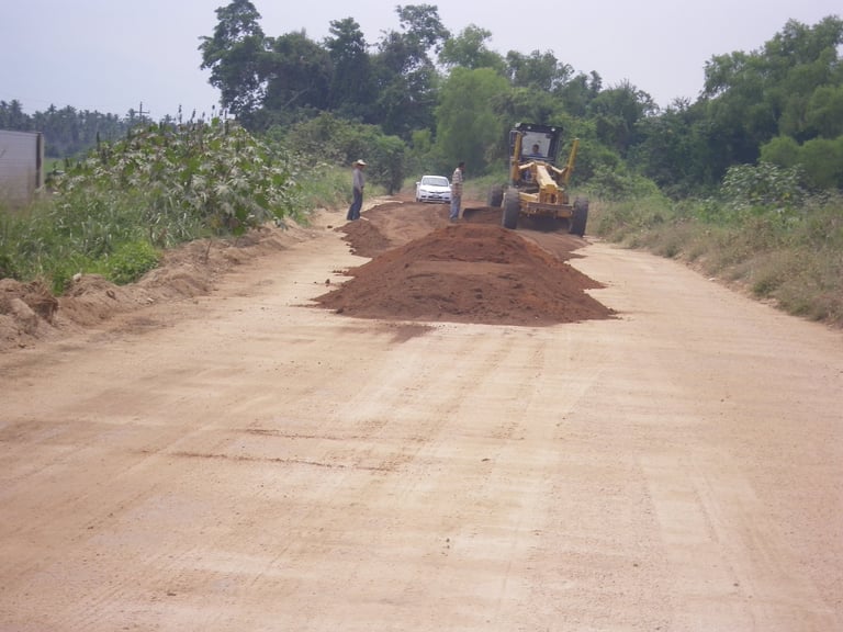 Obra de construcción con bulldozer y trabajadores